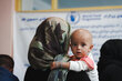 Eine Mutter kommt mit ihrer Tochter wegen Mangelernährung in die ErnährungsKlinik in Bagrami, die vom WFP unterstützt wird.  © WFP/Mohammad Hasib Hazinyar