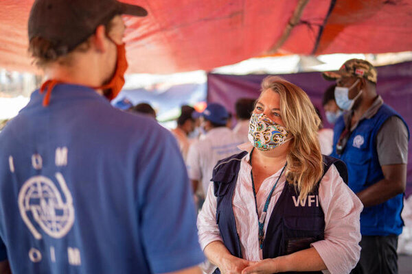 Sheila Grudem, leitende Nothilfekoordinatorin des WFP in Cox's Bazar, spricht mit einem IOM-Mitarbeiter im Rohingya-Flüchtlingscamp Kutupalong Balukhali. Bild: WFP/Sayed Asif Mahmud