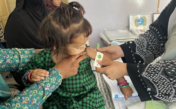 Foto: WFP/Isheeta Sumra: Eine Mutter kam mit ihrer unterernährten Tochter in eine vom WFP unterstützte Klinik in Kandahar, um dort Unterstützung bei der Ernährung zu erhalten.