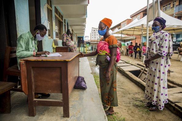 Die COVID-19 Panedmie hatte große Auswirkungen auf Schulkinder in Nigeria. Etwa 39 Millionen Kinder und Jugendliche sind von den Schulschließungen betroffen. WFP wird Nigeria beim Planungsprozess unterstützen, Schulen sicher wieder zu öffnen und Schuhlmahlzeitenprogramme in Zukunft zu stärken. Nigeria, Makoko, Lagos. Foto: WFP/Damilola Onafuwa