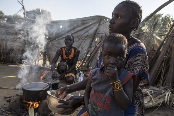 Photo: WFP/Gabriela Vivacqua, Diese Frauen flohen aus ihrem Haus im Dorf Leer nach Nyal. Dort suchen tausende Vertriebene Schutz vor dem Konflikt im Südsudan. 