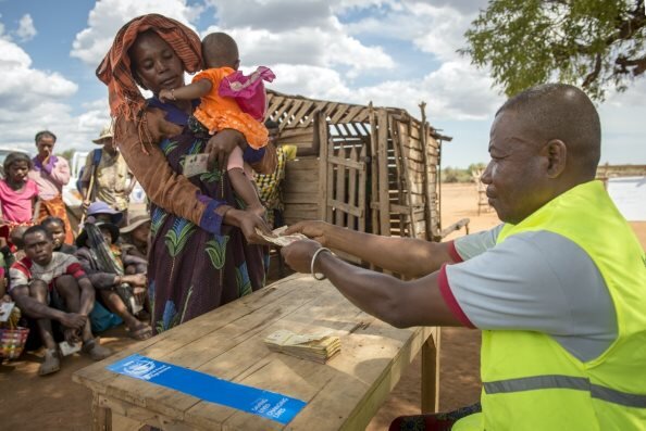 Eine Frau erhält Bargeld bei einer WFP-Verteilstelle in Maheny (Beloha-Region), Madagaskar.