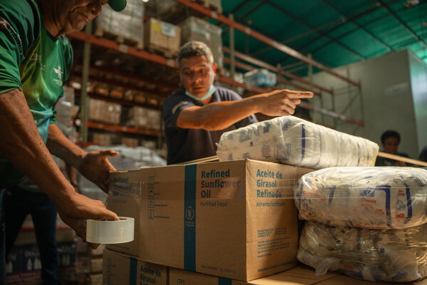 WFP-Mitarbeiter bereiten in Venezuela Lebensmittelpakete für den Versand vor