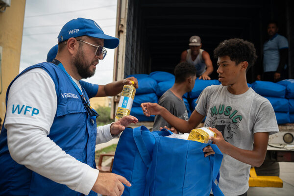 Foto: WFP/Gustavo Vera. Freddy Parada vom WFP verteilt Lebensmittelpakete in Maiquetía, Venezuela