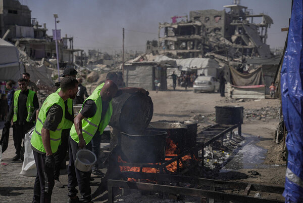 Foto: WFP/Jaber Badwan, Verteilung warmer Mahlzeiten durch das WFP an Familien in Palästina, Jabalyiah, Gazastreifen.