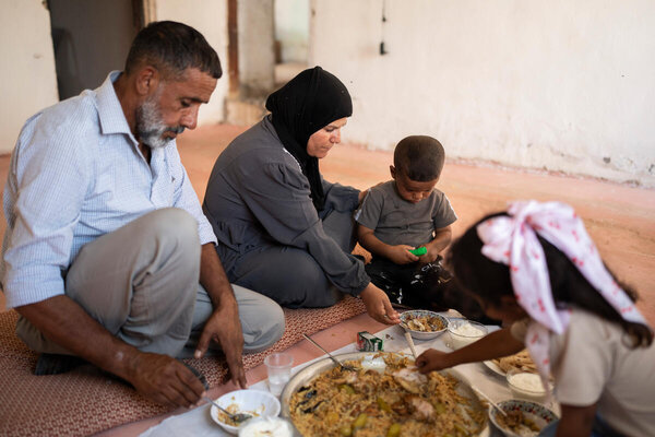 Foto: WFP/Hugh Rutherford. Das WFP liefert in Zusammenarbeit mit der UNRWA Lebensmittelpakete an Beduinengemeinschaften in Gebiet C. Vor kurzem sind die Familien in Um Al Khair auf ein hybrides Hilfsmodell umgestiegen, das Lebensmittelgutscheine und Sachpakete kombiniert und so den Zugang zu lebensnotwendigen Nahrungsmitteln angesichts eskalierender Sicherheitsrisiken gewährleistet.