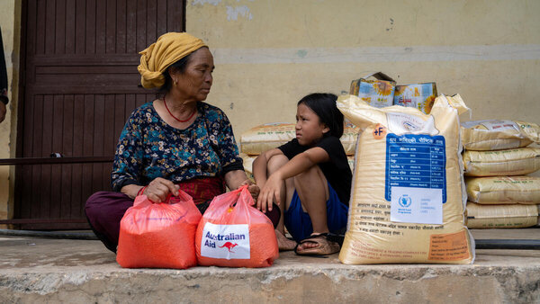 Foto: WFP/Shrawa Shrestha. Lebensmittelverteilung in Archale, Landgemeinde Kisapang 5, Distrikt Nuwakot – einem der am stärksten von den Überflutungen betroffenen Gebiete, in dem mehrere Menschen ums Leben kamen.