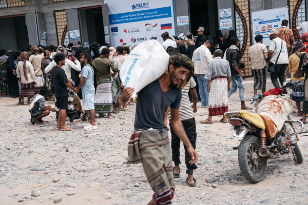 Foto: WFP/Sara Cuevas Gallardo. Nahrungsmittelhilfe in Lahj, einem der größten Brennpunkte der Vertreibung während der Eskalation der Konflikte im Jemen.