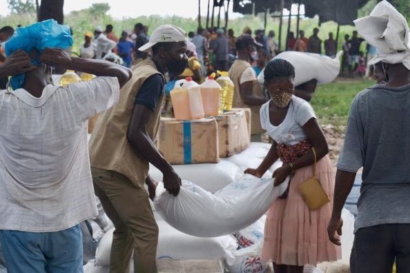 WFP/Grant Lee Neuenburg, Bedürftige holen ihre WFP-Monatsrationen bei der Nahrungsmittelverteilung ab.
