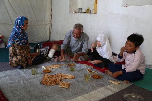 Foto: WFP/Arete.  Eine Familie isst eine Mahlzeit in ihrem Haus in Mazar, Afghanistan, am 15. September 2021. WFP unterstützt Binnenvertriebene und bedürftige Familien mit Ernährungs- und Bargeldhilfe.