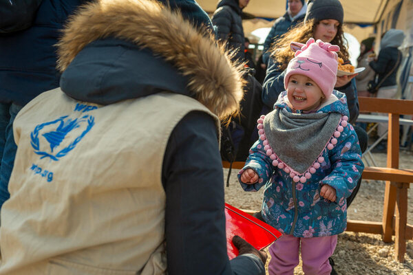 Photo: WFP/Giulio d'Adamo. Lebensmittelverteilung im Aufnahmezentrum an der ukrainisch-moldawischen Grenze in der Nähe der Stadt Palanca.