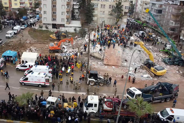 Helfer suchen in Sanliurfa nach Überlebenden. © AFP/STR
