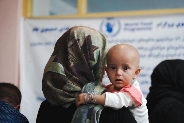 Eine Mutter kommt mit ihrer Tochter wegen Mangelernährung in die ErnährungsKlinik in Bagrami, die vom WFP unterstützt wird.  © WFP/Mohammad Hasib Hazinyar