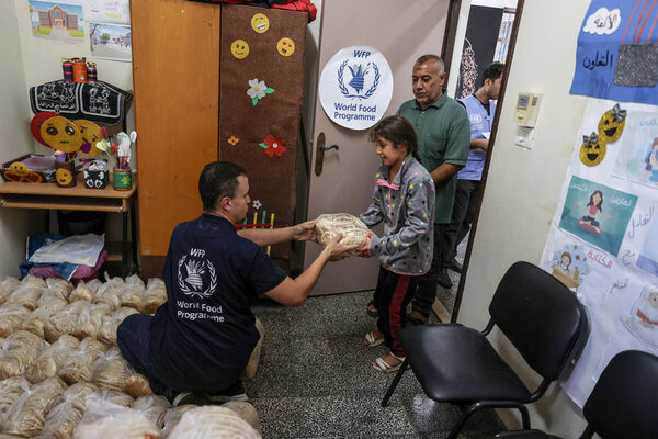 Brotverteilung durch WFP in einer Schule im Gazastreifen, die als Notunterkunft dient. Die Eskalation in Nahost lässt humanitäre Not weiter emporschnellen. © WFP/Ali Jadallah