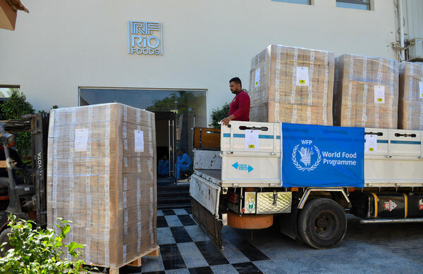 40 Tonnen Hochenergie-Riegel werden in einem WFP-Warenhaus in Ägypten verladen. Ingesamt zieht WFP 310 Tonnen Nahrungsmittel an der Grenze zum Gazastreifen zusammen. © WFP/Mohamed El Sayed 