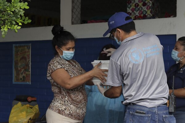Verteilung von Nahrungsmitteln in El Salvador - WFP/David Fernandez