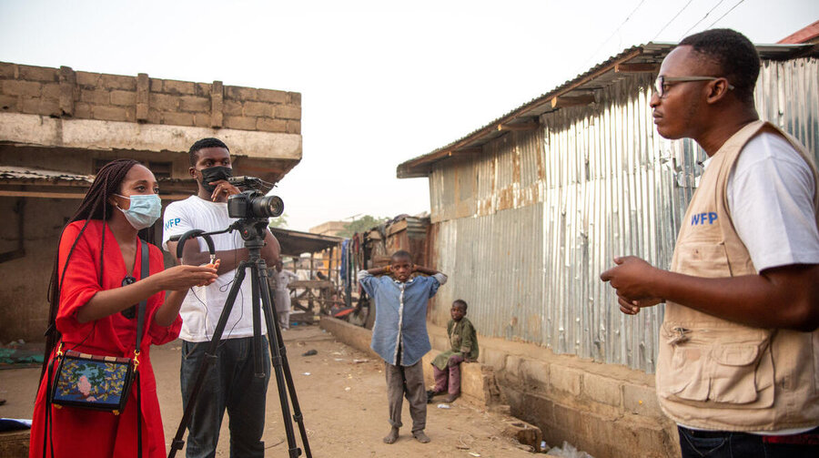 WFP RAM Officer, Adeyinka Timothy, speaks to Chi Lael, WFP Communications Offer, about the hike in food prices in Yankaba Market in Kano, Nigeria. Photo: WFP/Arete/Adetona Omokanye