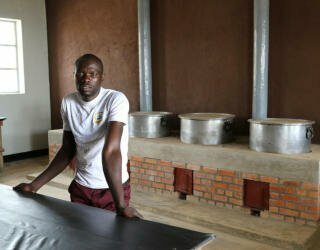 Ruanda. Schulkoch, Felicien Rwatangaro. Foto: WFP/Daniel Kibsgaard