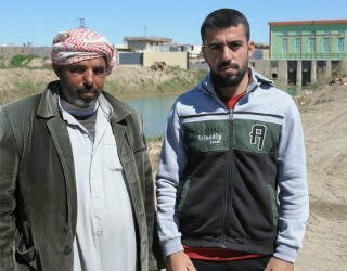 Mitib Ibrahim (L) und Mohammed Jama'a (R) stammen aus verschiedenen Stämmen und lernten sich bei der gemeinsamen Arbeit an der Instandsetzung eines Bewässerungskanals in Ramadi kennen. Foto: WFP/David Orr