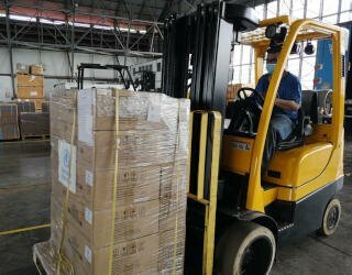 UNHRD Panama bereitet sich auf den Versand von persönlicher Schutzausrüstung (PSA) für die WHO vor. Foto: WFP/Elio Rujano