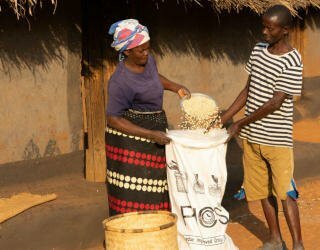 Malawi. Stop the Waste. Lagerung von Nahrungsmitteln im Lagerhaus. Foto: WFP/Badre Bahaji 