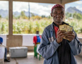 Malawi. WFP verteilt Bargeld an städtische und ländliche Haushalte, die von Klimakatastrophen und den wirtschaftlichen Auswirkungen von COVID-19 betroffen sind. Foto: WFP/Badre Bahaji 