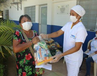 Lokale Schulbehörden und WFP verteilen Nahrungsmittelrationen zum Mitnehmen an Schulkinder und ihre Eltern in La Guajira, Kolumbien. Foto: WFP/Miller Choles 