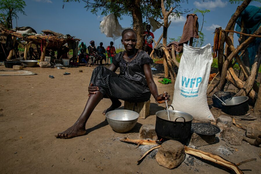A distribution point in Akobo country, Jonglei. Climate shocks are compounding an already fragile food security situation in  South Sudan. Photo: WFP/Theresa Piorr