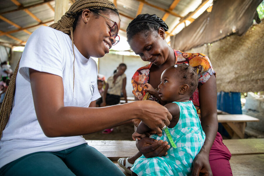 Die Projekte von WFP in Haiti werden von Schulungen für gesunde Ernährung und Ernährungsuntersuchungen begleitet, um zu gewährleisten, dass junge Kinder trotz der schwierigen Zeiten gesund bleiben. Foto: WFP/ Theresa Piorr 