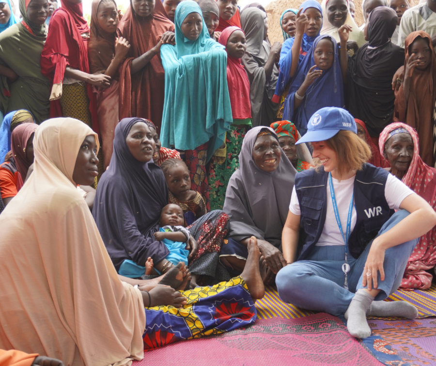 Während eines WFP-GIZ gemeinsamen Projektbesuchs in Zinder - ein Jahr nach Start der Resilienz-Partnerschaft im Niger. WFP und GIZ sind hier im Gespräch mit Frauen zu ihrer Ernährungs- und Einkommenssituation. 2022 