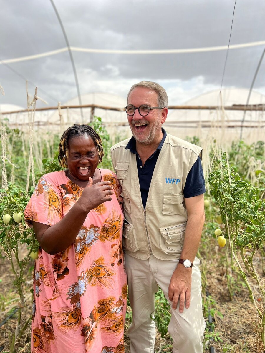 WFP unterstützt die landwirtschaftliche Produktion in Kakuma. So können Bäuer*innen wie Kika, die zuvor auf Bargeldtransfers angewiesen waren, nun Lebensmittel anbauen und davon essen und auch Geld verdienen.