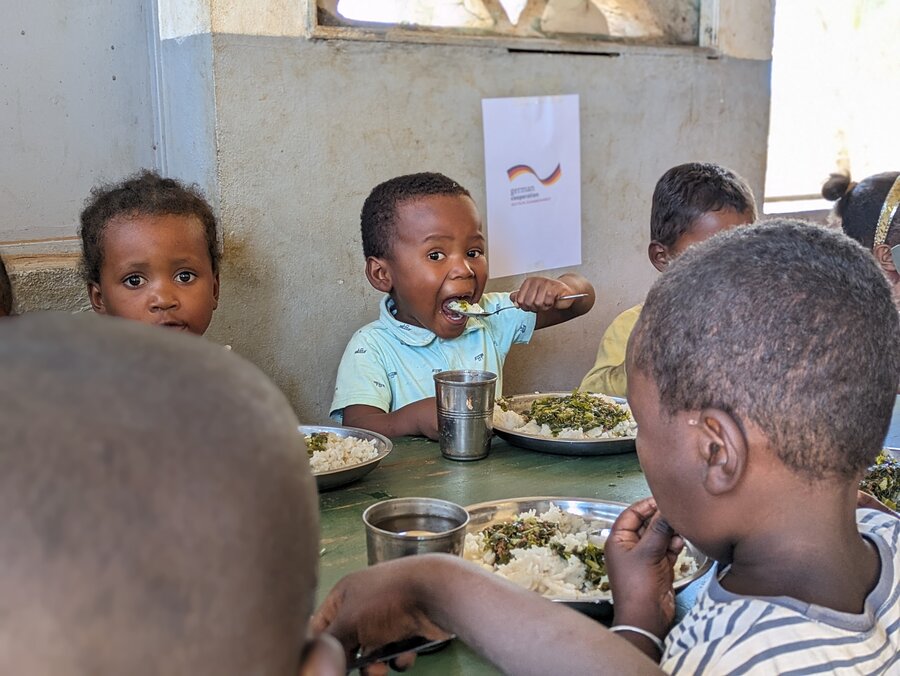 In Madagaskar versorgt WFP dank Unterstützung des BMZ Kinder mit nahrhaften Schulmahlzeiten