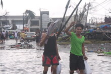 Reis erreicht fast 50.000 Opfer von Taifun Haiyan