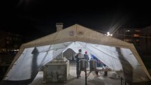 WFP stellt Zelte auf, in denen warme Mahlzeiten ausgegeben werden.