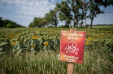Minenräumung in der Ukraine: WFP und FAO unterstützen Bäuer*innen bei Wiederaufnahme  landwirtschaftlicher Produktion