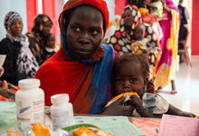 Magedah Adam und ihre Tochter Sittna erhalten in einem Zentrum für Binnenvertriebene im Sudan Lebensmittel und medizinische Hilfe. Foto: WFP/Abubakar Garelnabei
