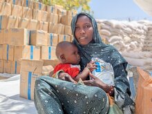 WFP/Lena von Zabern.  Frau aus West-Darfur, vor 4 Monaten mit ihrem 6 Monate alten Baby in Koulbus angekommen. Sie erhält eine WFP-Behandlung gegen Unterernährung.