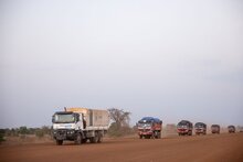 Foto: WFP/ Samantha Reinder Nahrungsmittelhilfe verlässt auf Lastwagen ein Warenlager des WFP in Bor, Jonglei State, Südsudan.