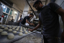 WFP/Ali Jadallah. In einer vom WFP unterstützten Bäckerei in Deir al-Balah wird die Brotproduktion in begrenztem Umfang wieder aufgenommen.