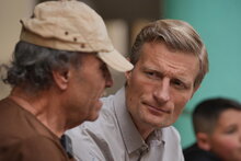 WFP/Arete/Mohammad Salami. Carl Skau, stellvertretender Exekutivdirektor und Chief Operating Officer des WFP, besucht eine der öffentlichen Schulen in Beirut, die zu Notunterkünften für Vertriebene umfunktioniert wurden. Dort hat das WFP bereits in den ersten Stunden nach der Eskalation der Konflikte mit der Verteilung warmer Mahlzeiten begonnen.