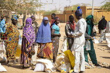 WFP/Cheick Omar Bandaogo, Binnenvertriebene in einer gemeinsamen UN-Verteilstelle in der Sahelzone, Burkina Faso.