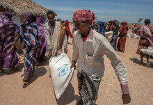 Wegen der schweren Dürre am Horn von Afrika, waren 2022 Millionen Menschen auf Ernährungshilfe angewiesen. Hier verteilt WFP Nahrungsmittel im Norden Kenias. Bild: WFP/Alessandro Abbonizio