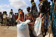 Nahrungsmittelverteilung in einer Dürreregion in Kenia. Drastische Einschnitte im Haushalt könnten auf die Hilfe in solchen Situationen Einfluss haben. © WFP/Martin Karimi