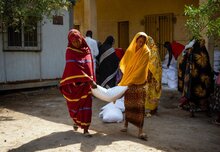 Photo: WFP / bubakar Garelnabei. WFP distributes emergency assistance to people who are seeking refuge in Osma Degna School in Port Sudan after conflict spilled over into Gezira State.
