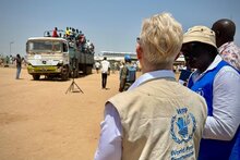 Cindy McCain, WFP-Exekutivdirektorin, besucht die Grenze zwischen Sudan und Südsudan, wo schon 600.000 Menschen angekommen sind, die Zuflucht vor dem Konflikt im Sudan suchen. © WFP/Julian Civiero
