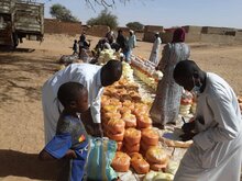 Photo: World Relief. WFP und unser Partner World Relief leisten Nahrungsmittelsoforthilfe in West-Darfur, nachdem 37 Lastwagen mit 1 300 Tonnen Hilfsgütern die Grenze von Adre (Tschad) nach West-Darfur überquert hatten.