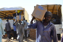 Die ersten WFP-Lastwagen erreichen das von der Hungersnot betroffene Binnenflüchtlingslager Zamzam und bringen lebensrettende Nahrungsmittelhilfe für über zehntausend Menschen. © WFP/Mohamed Galal