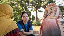 Verena Altenberger spricht mit Flüchtlingsfrauen aus dem Sudan. © WFP/Badre Bahaji