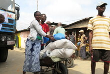 WFP weitet Ernährungshilfe und humanitäre Logistik in Ebola-Gebieten aus
