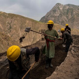 Bauarbeiter arbeiten in Sum Dara (Tal) in der Nähe des Dorfes Hamidabad im Bezirk Arghanj Shwah der Provinz Badakhshan in Afghanistan.